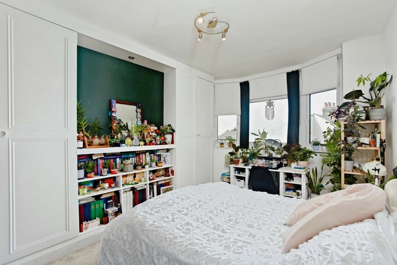 Room Hythe Road in Greater London