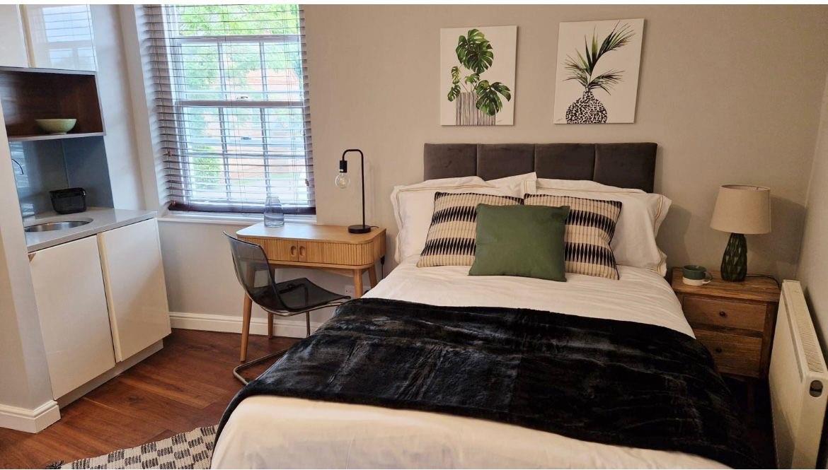 Flat Ebury Road in Three Rivers