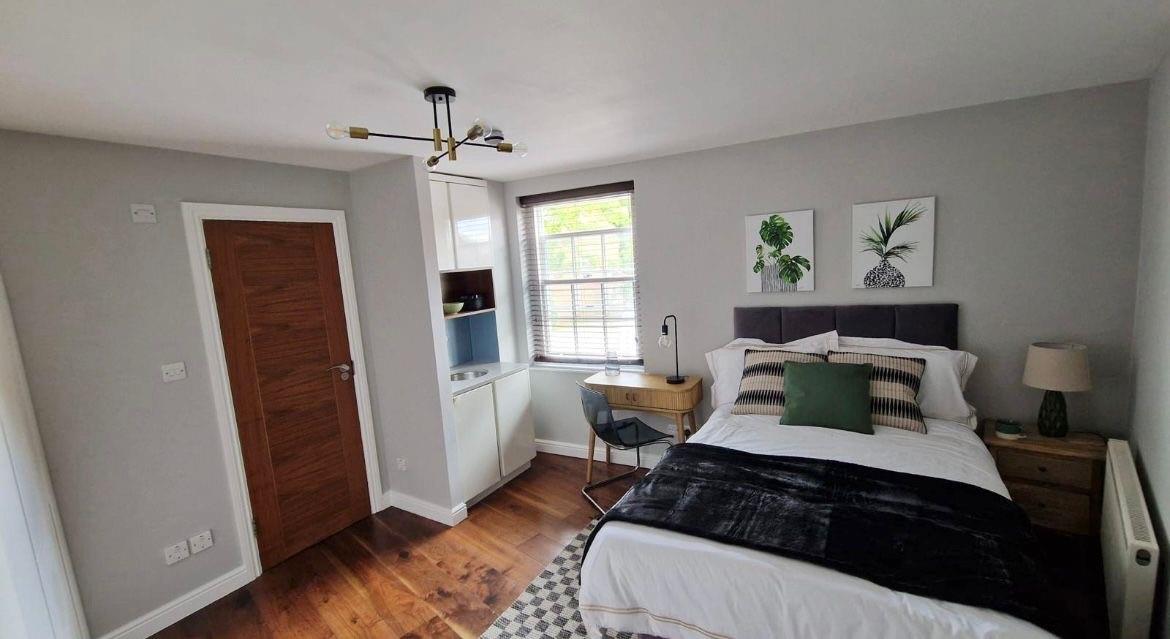 Flat Ebury Road in Three Rivers