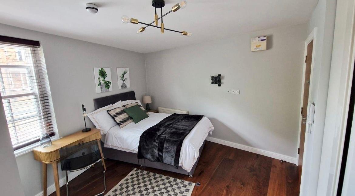 Flat Ebury Road in Three Rivers