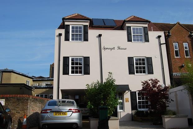 Flat Ebury Road in Three Rivers
