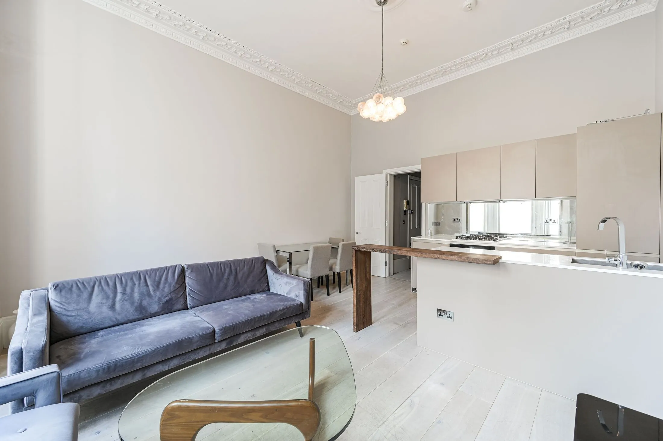Flat Gloucester Road in Greater London