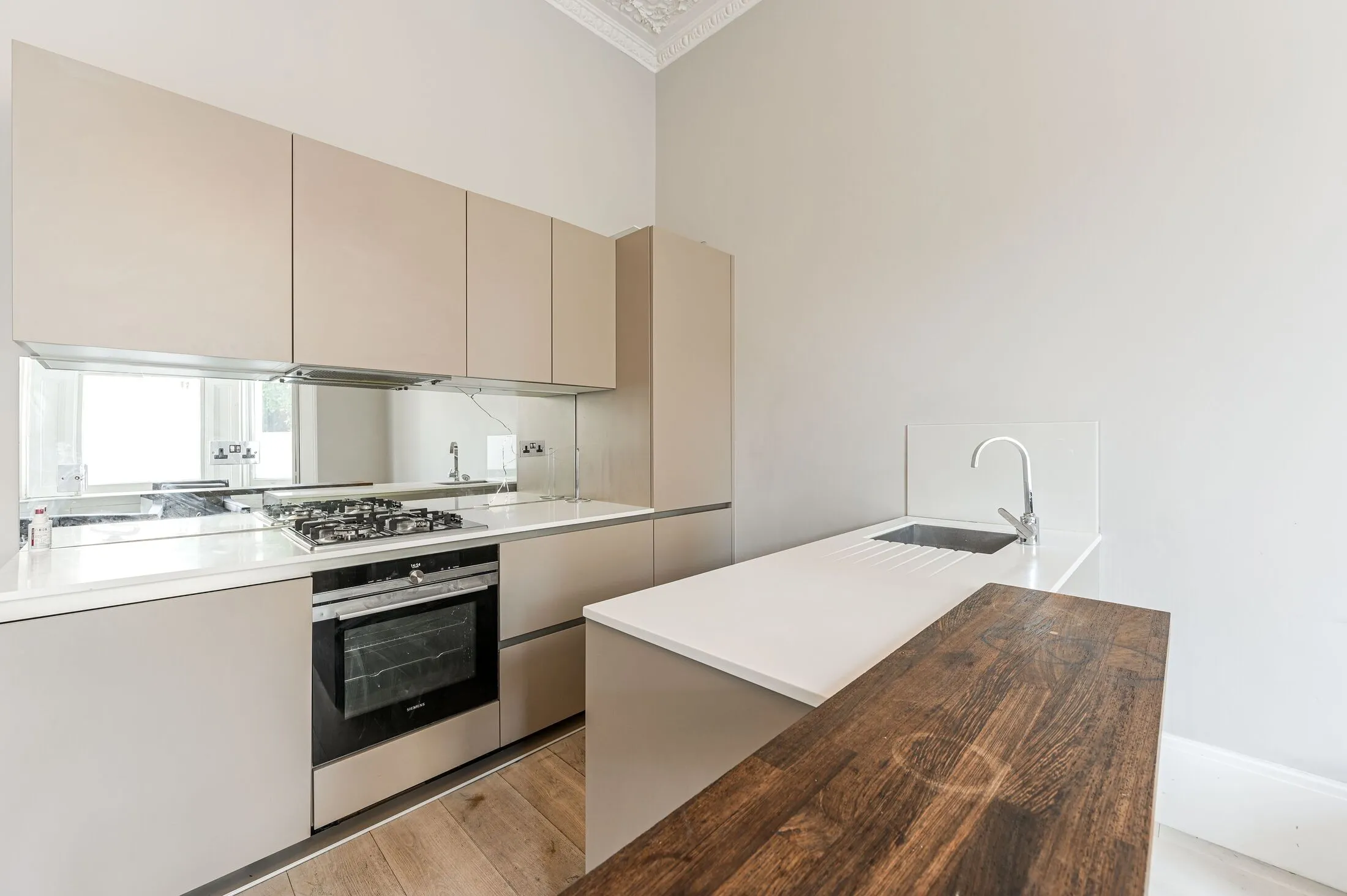 Flat Gloucester Road in Greater London