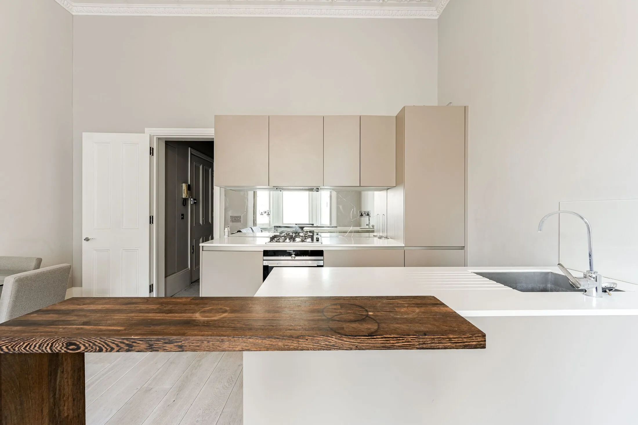 Flat Gloucester Road in Greater London
