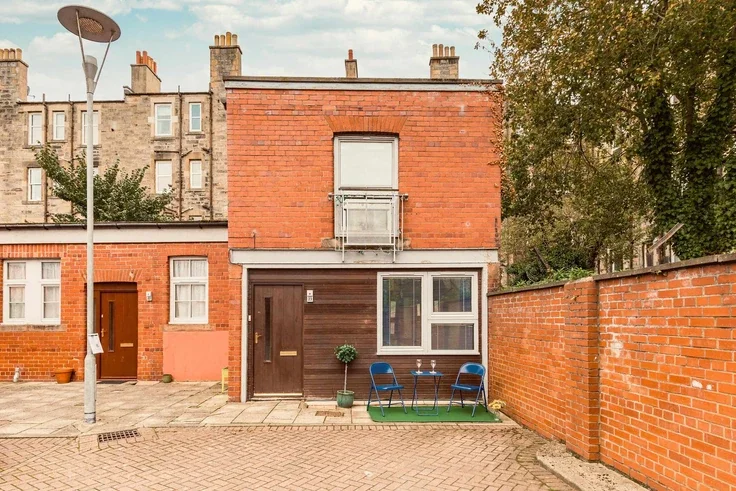 Flat Iona Street Lane in City of Edinburgh