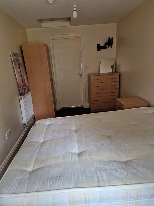 Room Queniborough Road in Leicester