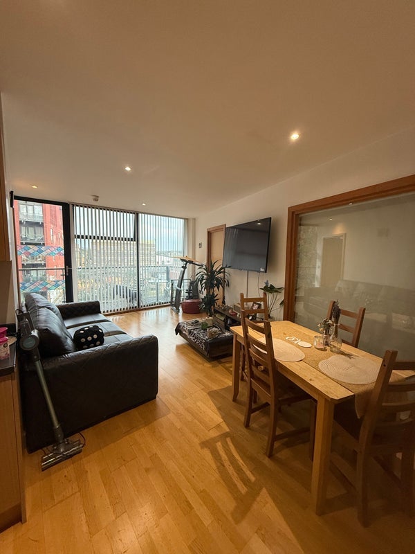 Room Roach Road in Greater London