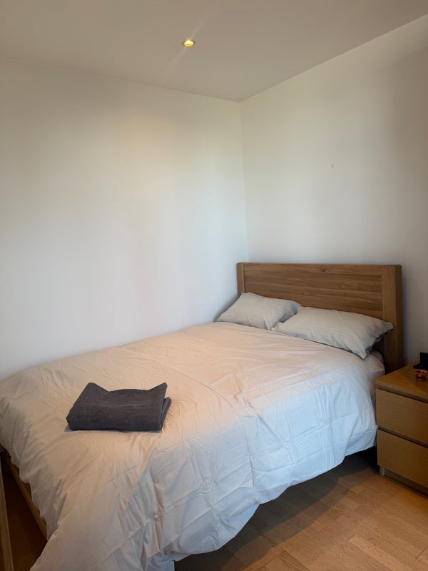 Room Roach Road in Greater London