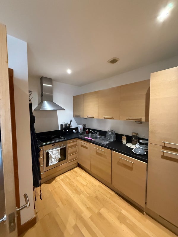 Room Roach Road in Greater London