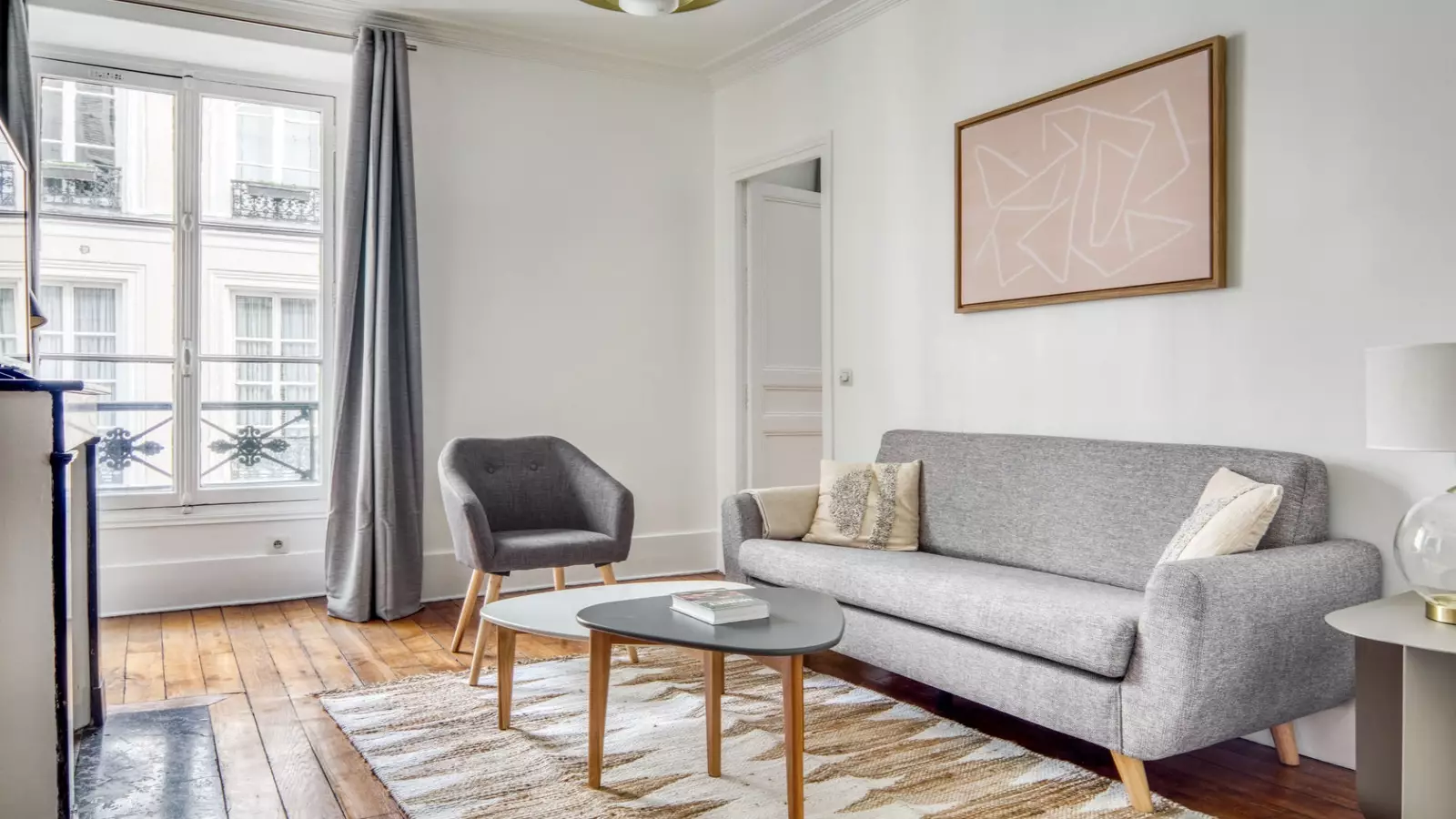 Flat Rue de Bourgogne in Paris