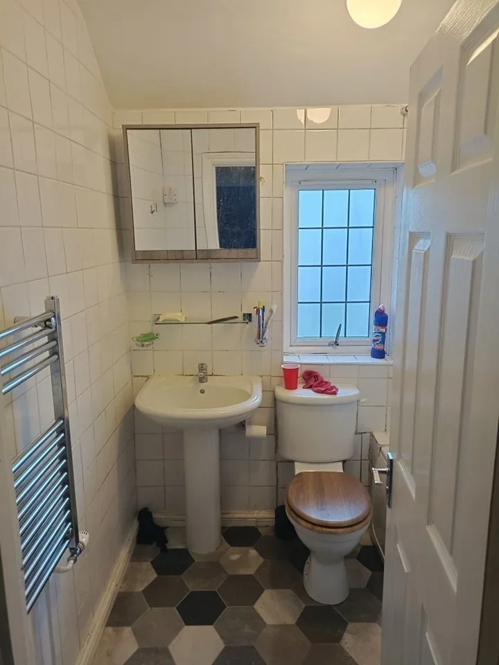 Room Glanmor Road in Slough