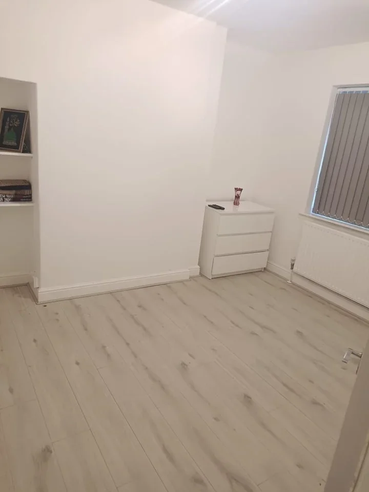 Room Glanmor Road in Slough