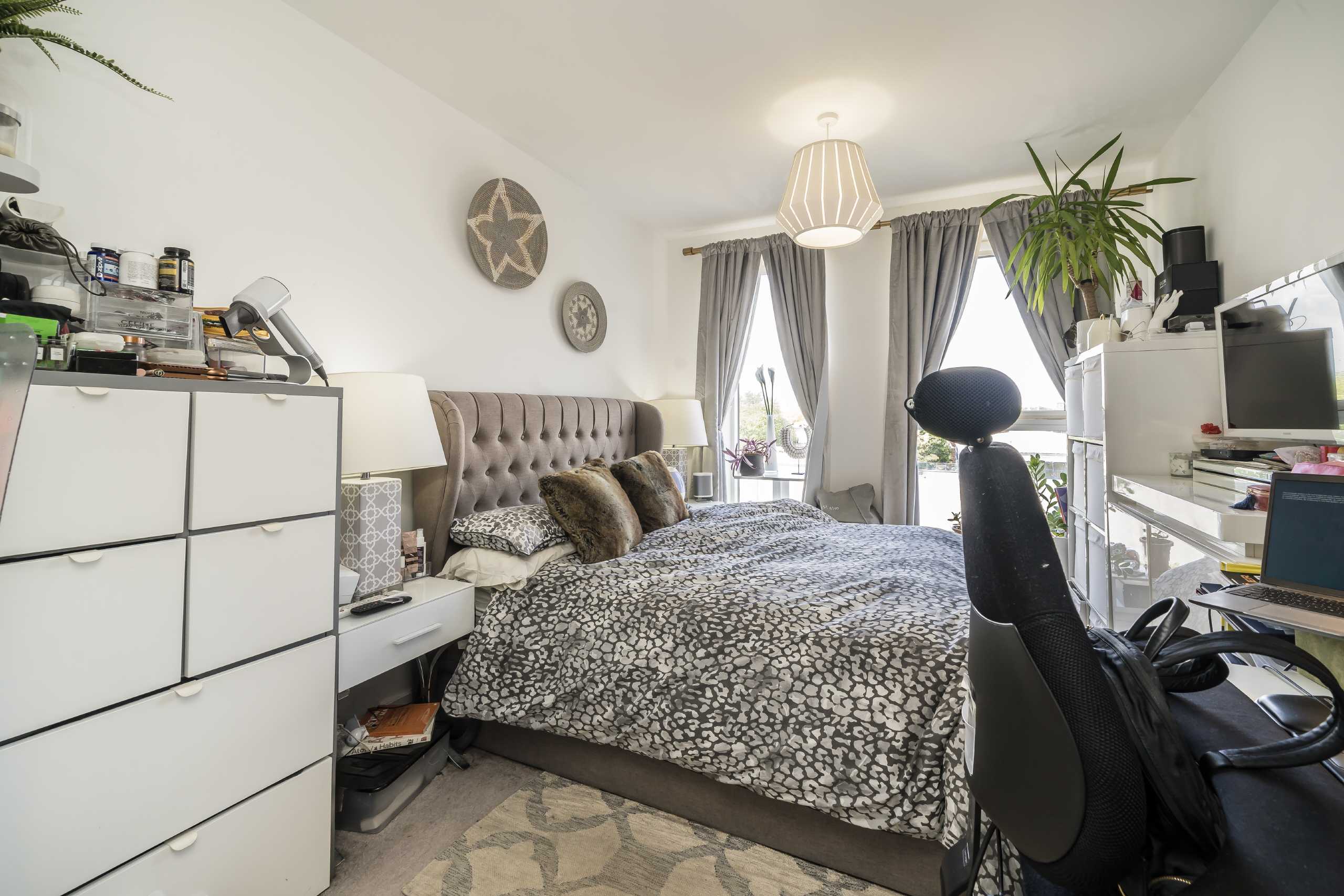 Flat Trinity Way in Greater London