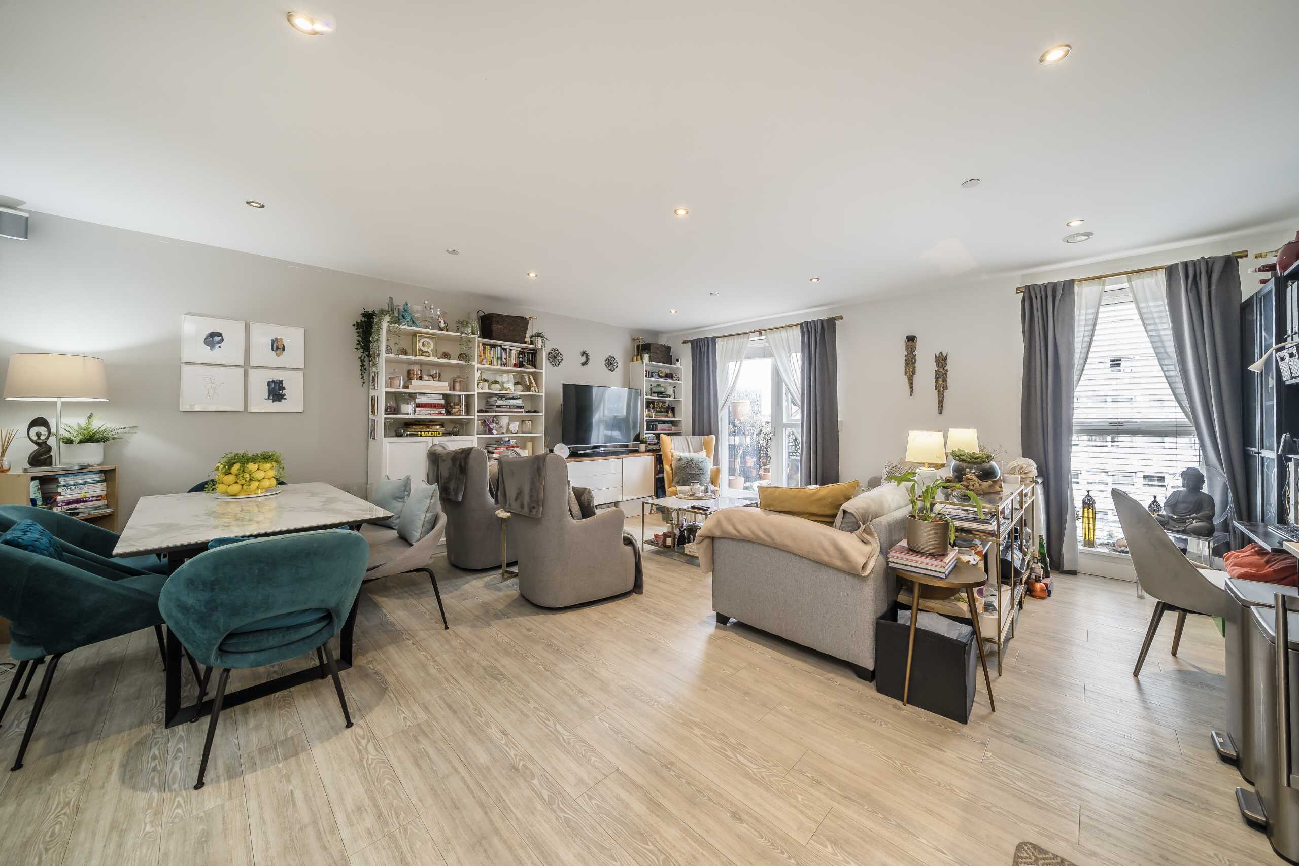 Flat Trinity Way in Greater London