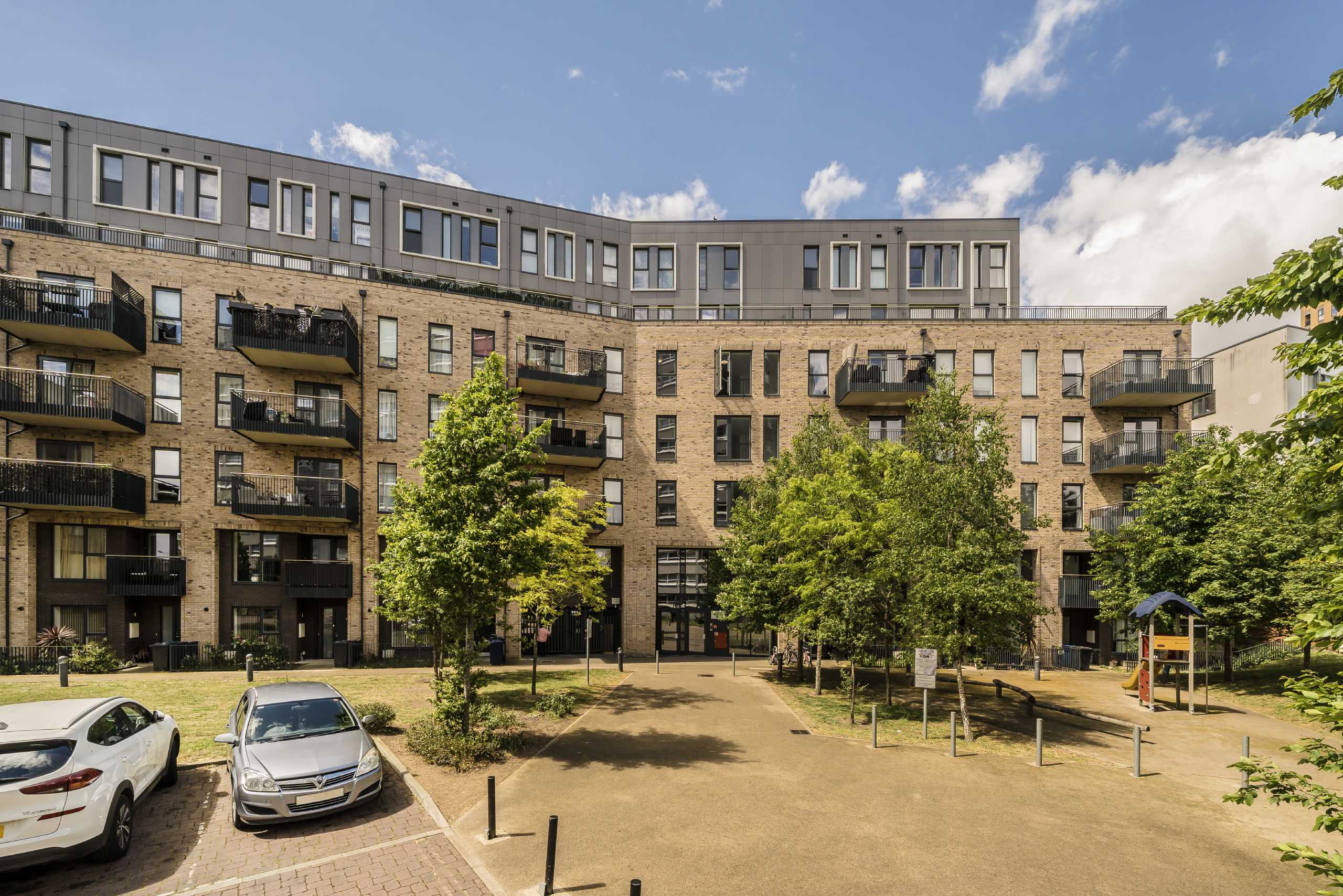 Flat Trinity Way in Greater London