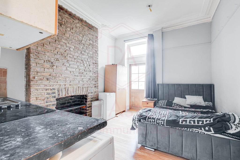 Flat Mazenod Avenue in Greater London