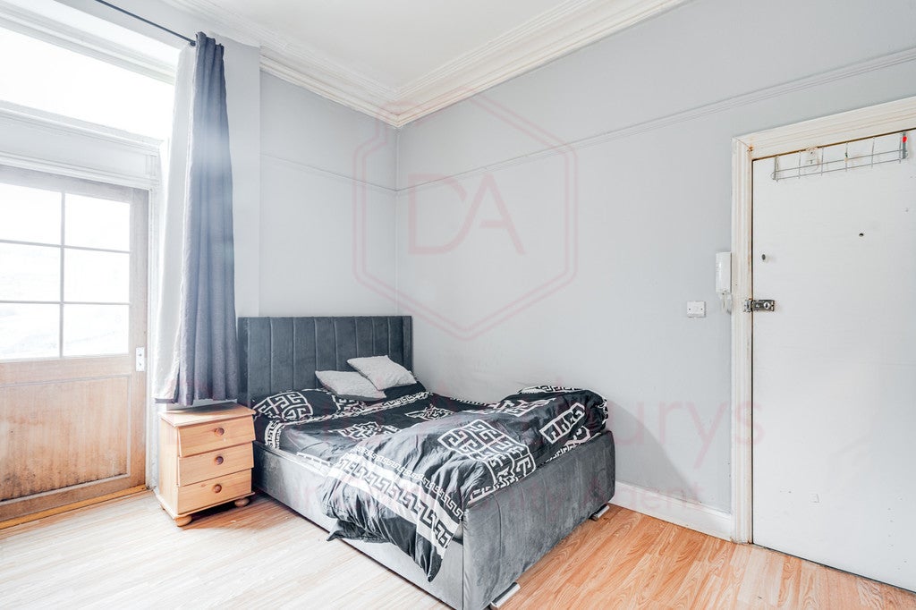Flat Mazenod Avenue in Greater London
