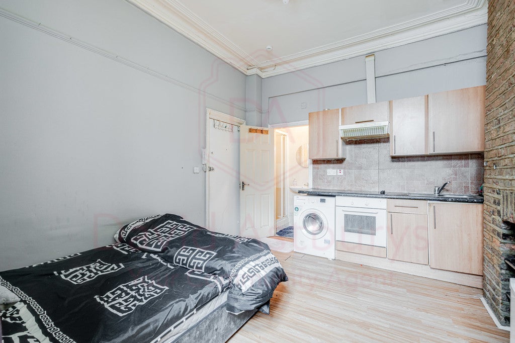 Flat Mazenod Avenue in Greater London