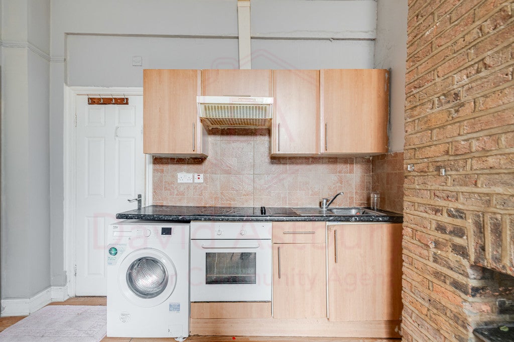 Flat Mazenod Avenue in Greater London