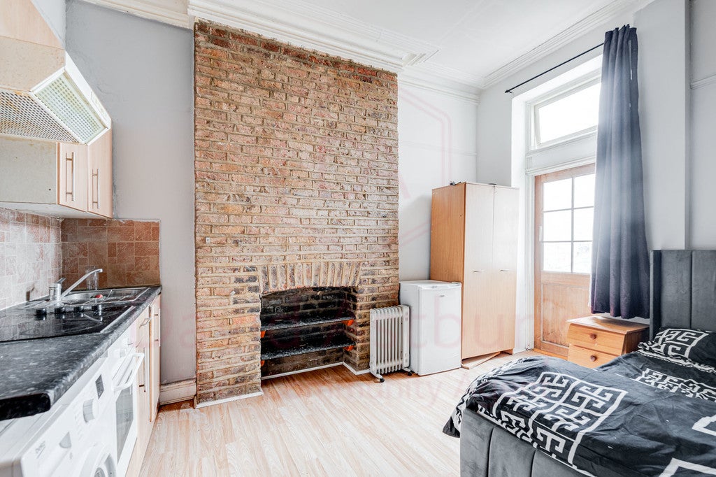 Flat Mazenod Avenue in Greater London
