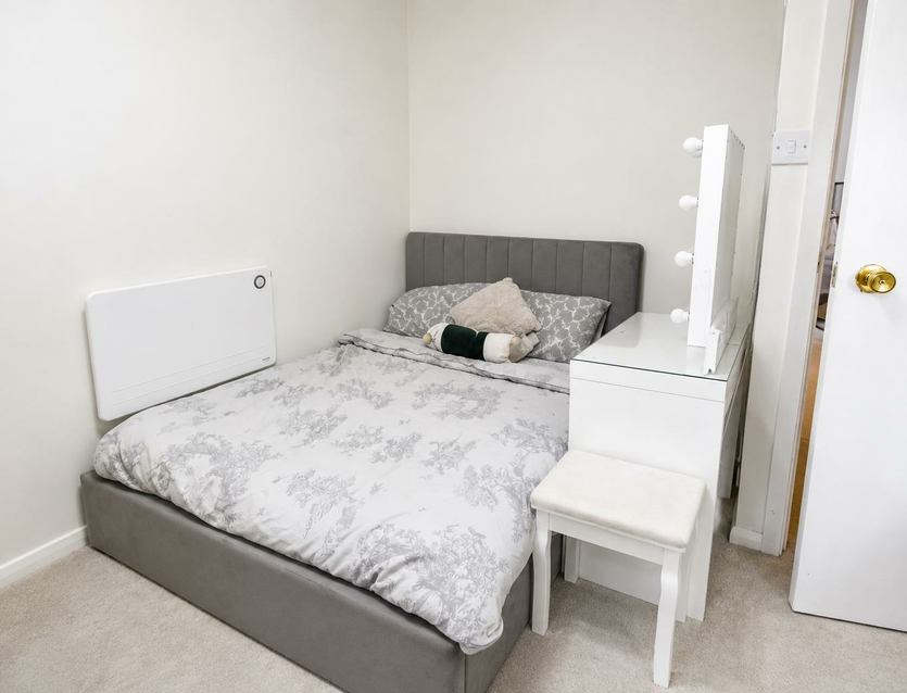 Flat Pippins Close in Greater London