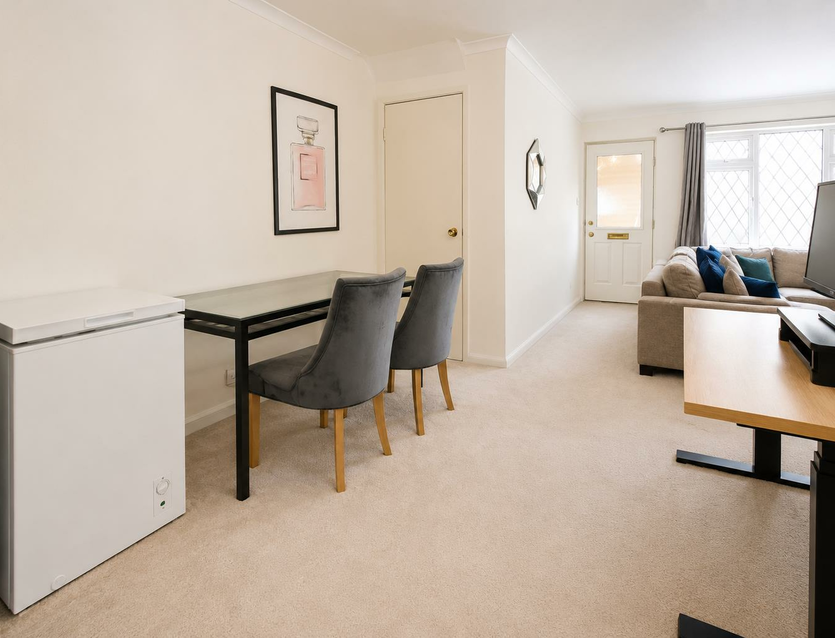 Flat Pippins Close in Greater London