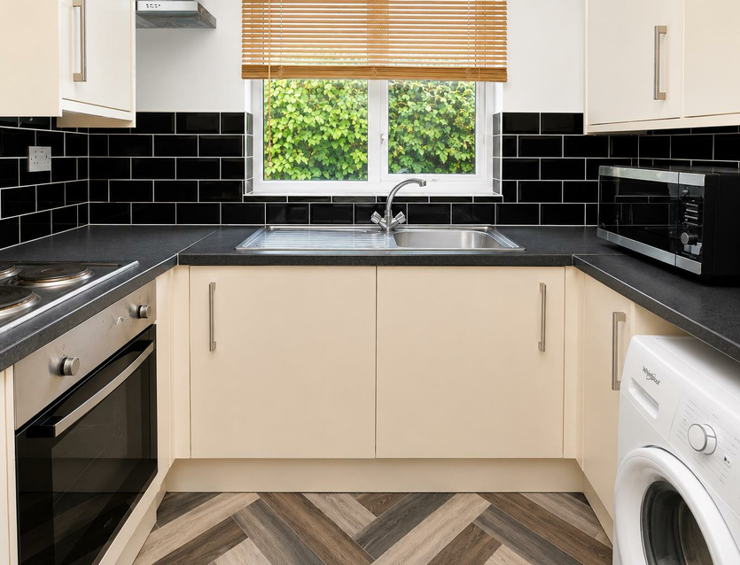 Flat Pippins Close in Greater London