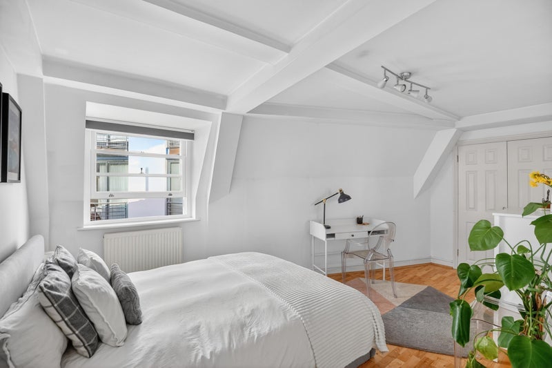Flat Tooley Street in Greater London