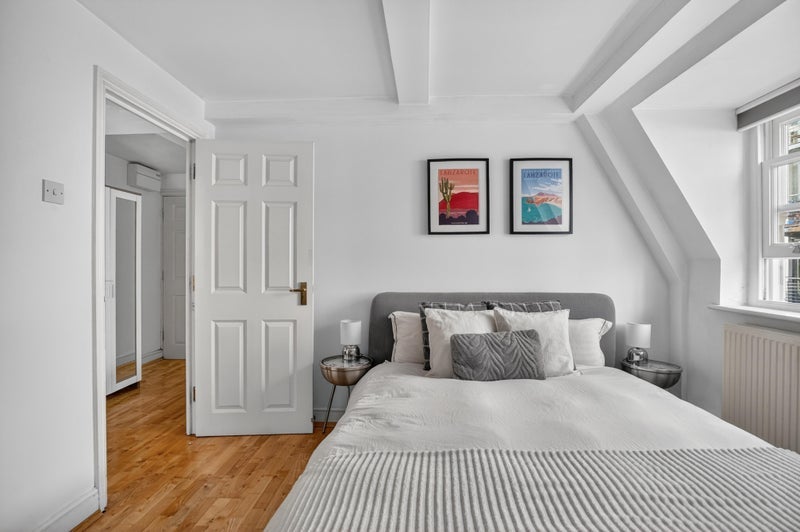 Flat Tooley Street in Greater London