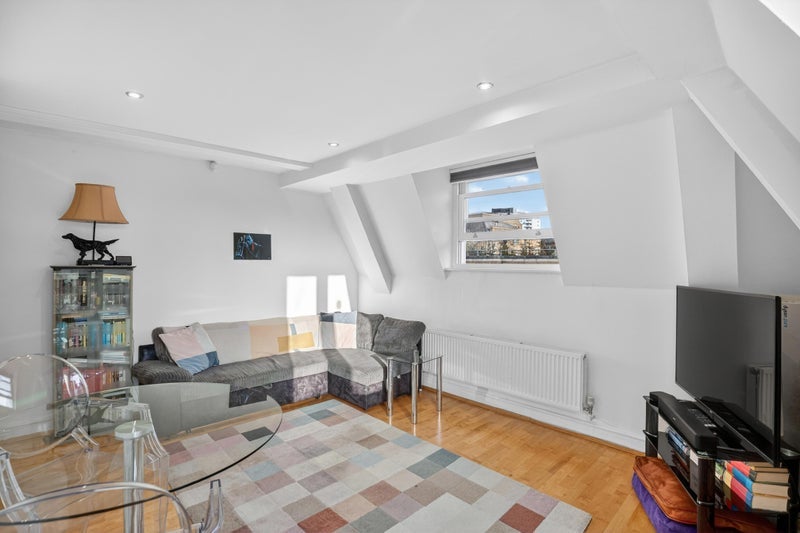 Flat Tooley Street in Greater London