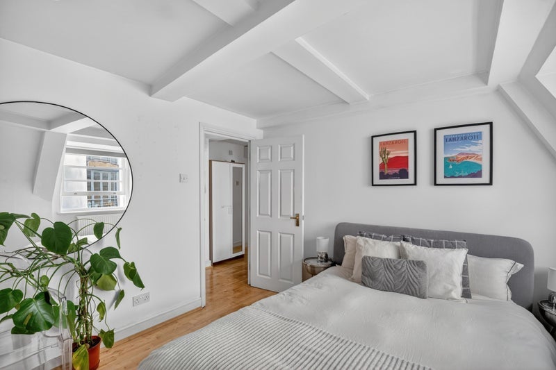 Flat Tooley Street in Greater London