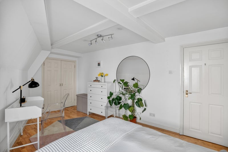 Flat Tooley Street in Greater London