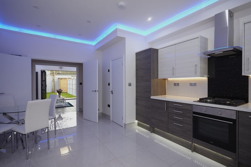 Room Rose Avenue in Greater London