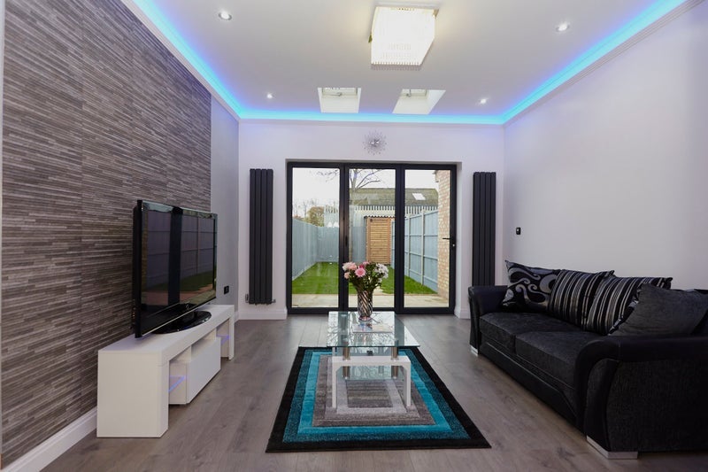 Room Rose Avenue in Greater London