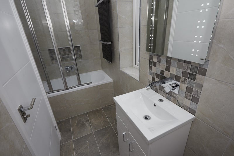 Room Rose Avenue in Greater London