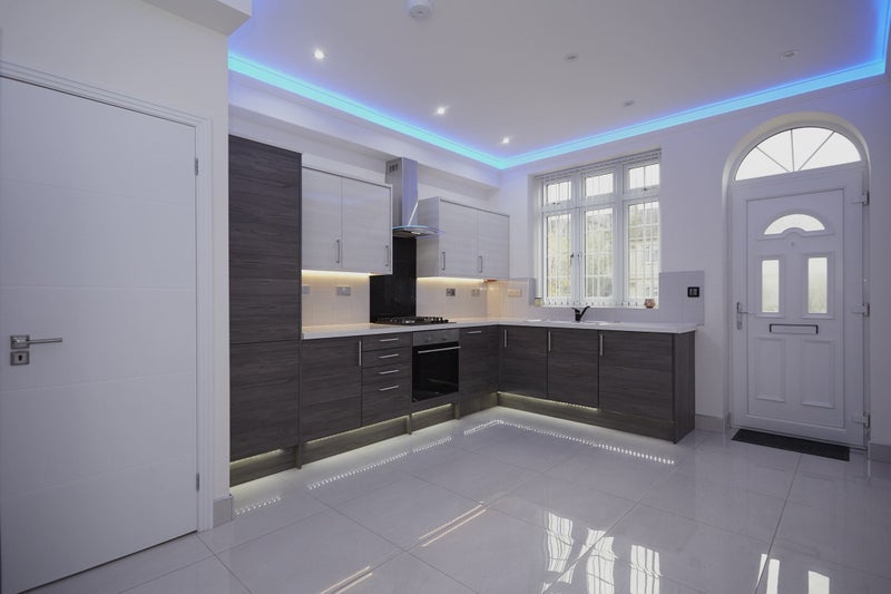 Room Rose Avenue in Greater London