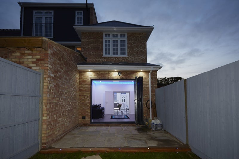 Room Rose Avenue in Greater London