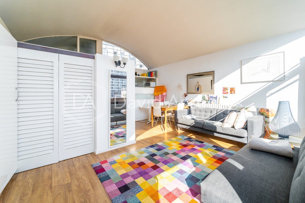 Flat Aldersgate Street in City of London