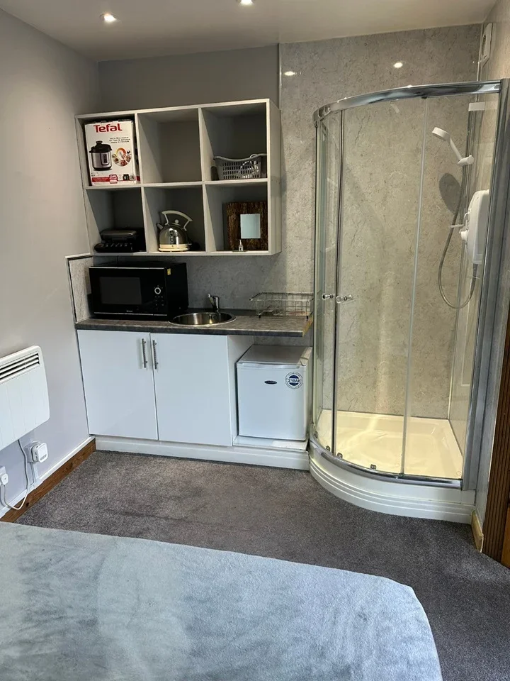 Room Aylands Road in Greater London