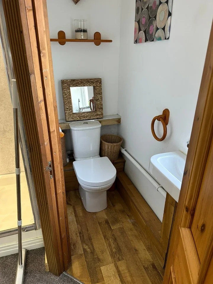 Room Aylands Road in Greater London