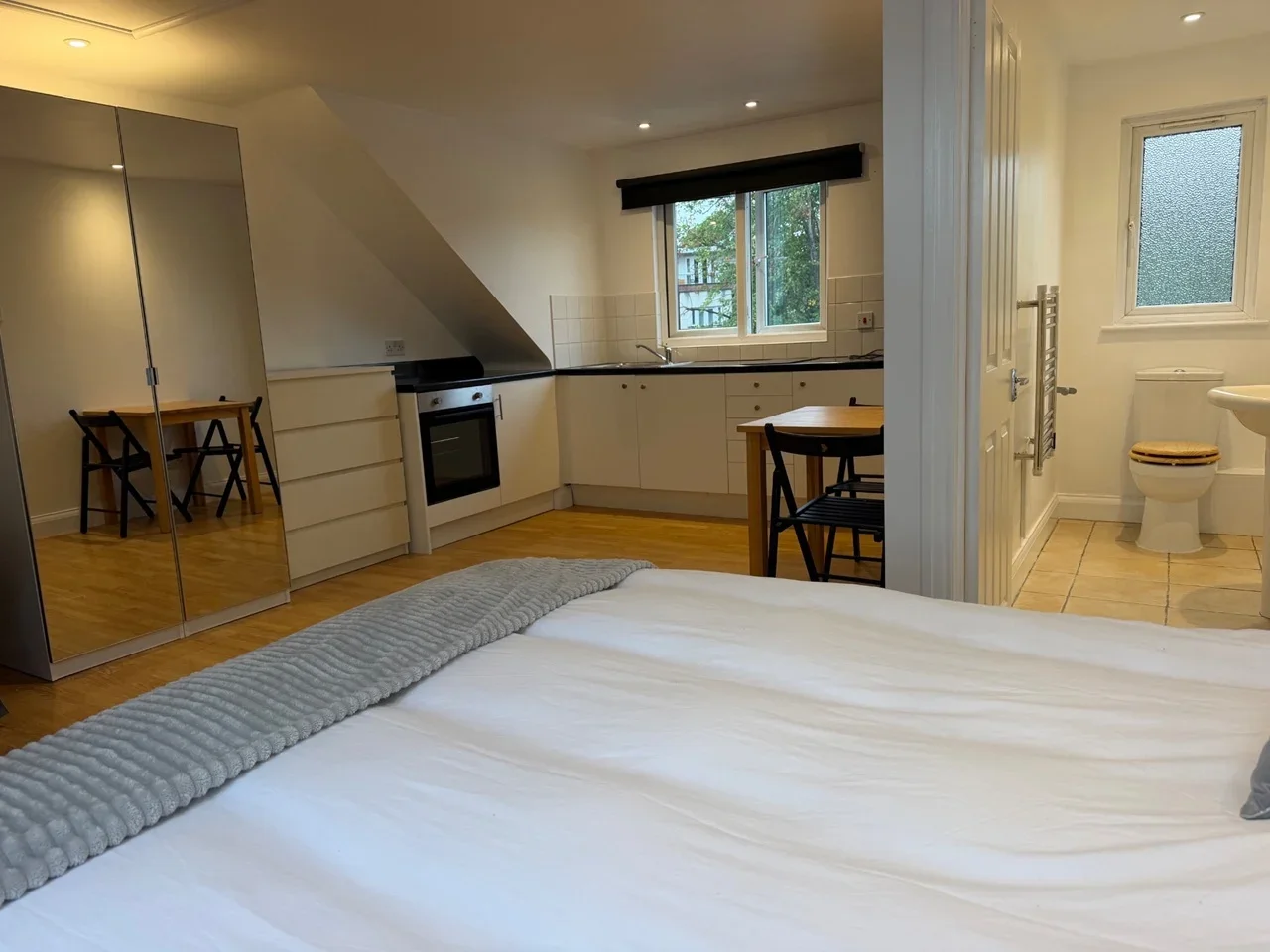 Room Burlington Avenue in Slough