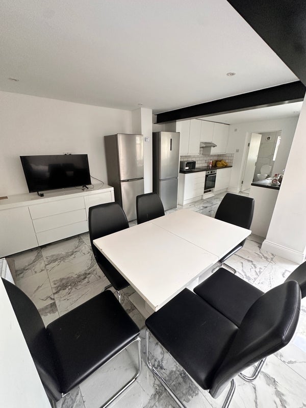 Room Cheshire Road in Greater London