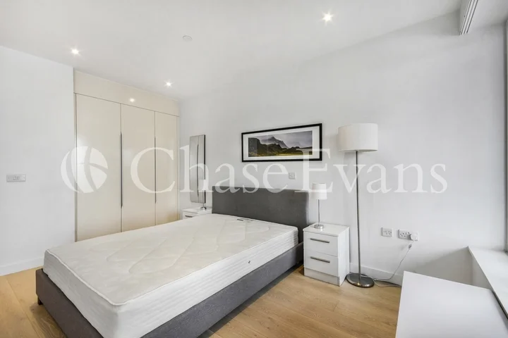 Flat Deacon Street in Greater London
