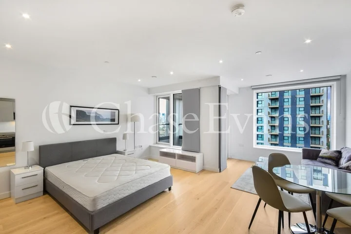 Flat Deacon Street in Greater London