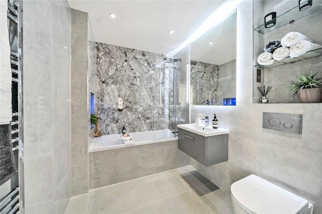 Flat Firgrove Road in Rushmoor