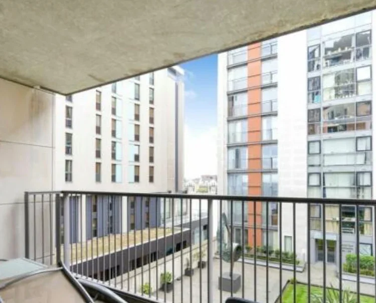 Flat Western Gateway in Greater London