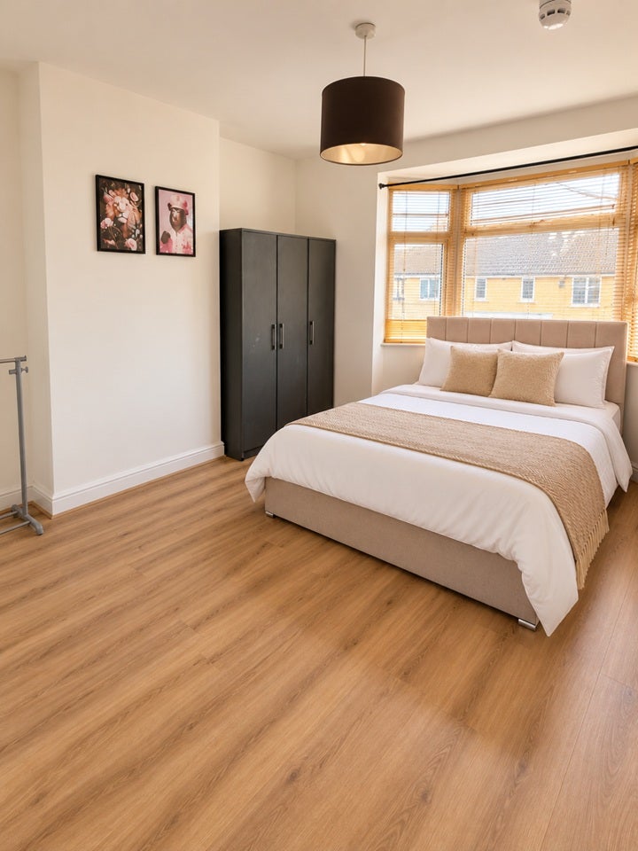 Room Boundary Road in Greater London