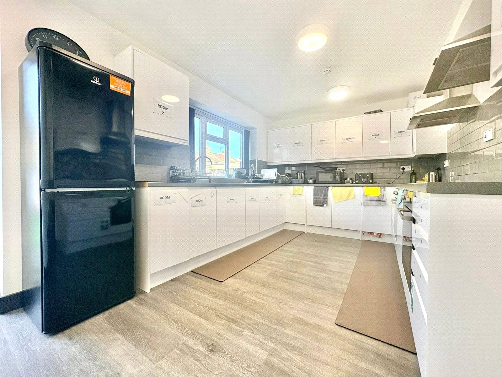 Room Wellington Avenue in Greater London