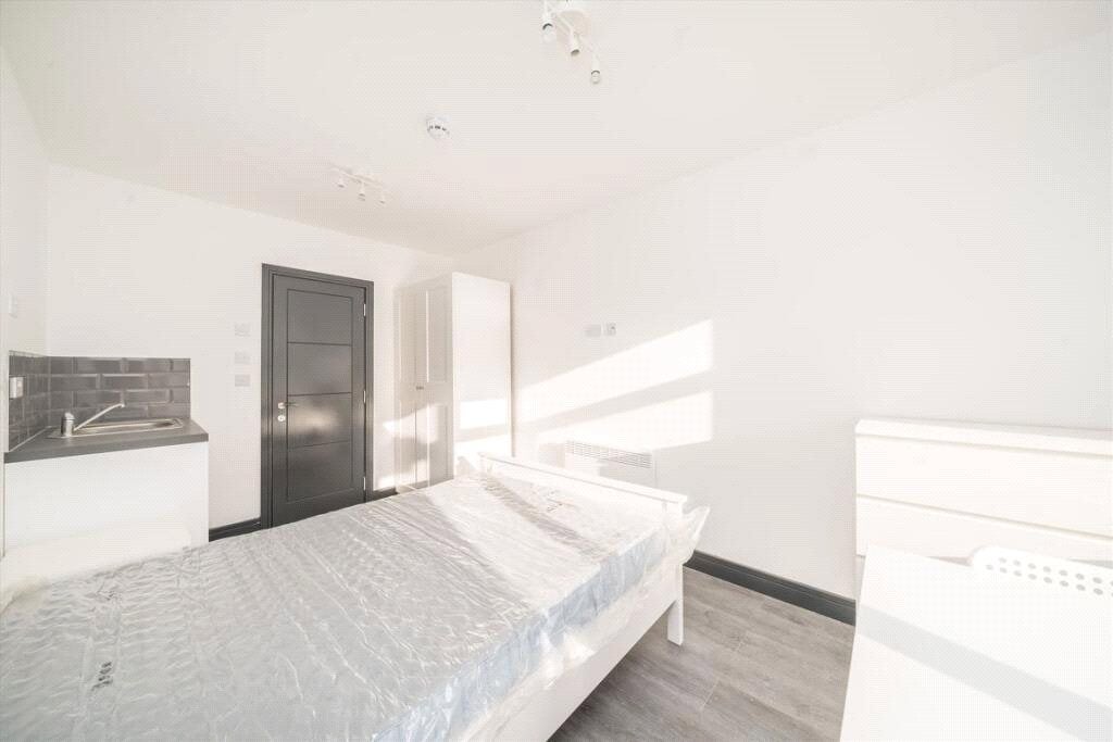 Room Wellington Avenue in Greater London