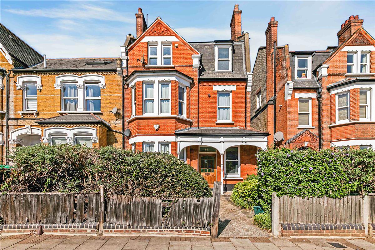 Flat Newlands Park in Greater London
